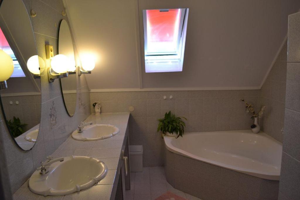 Leander Apartman Balatonlelle Eksteriør bilde